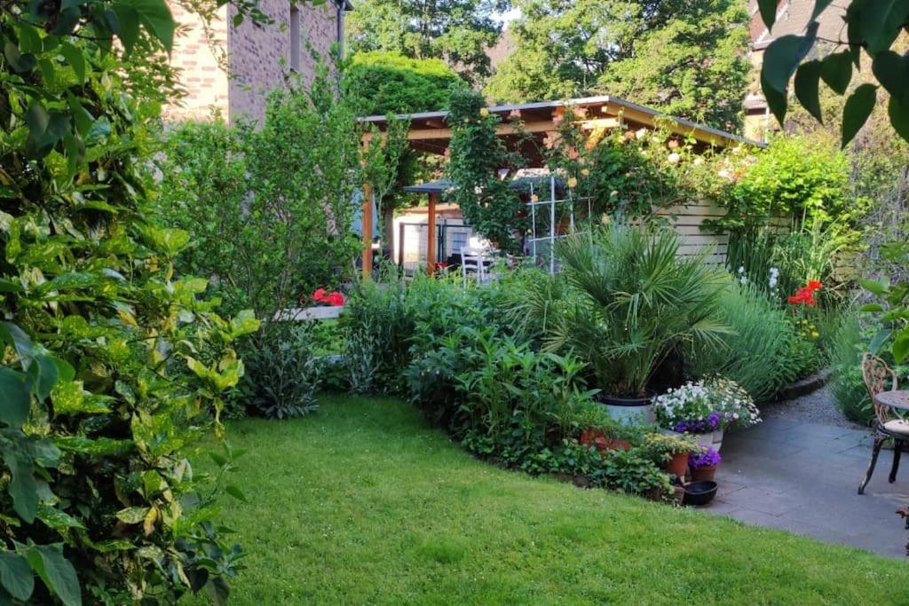 un jardin avec des plantes et une maison dans l'établissement Ruhrpott-Paradies, à Duisbourg
