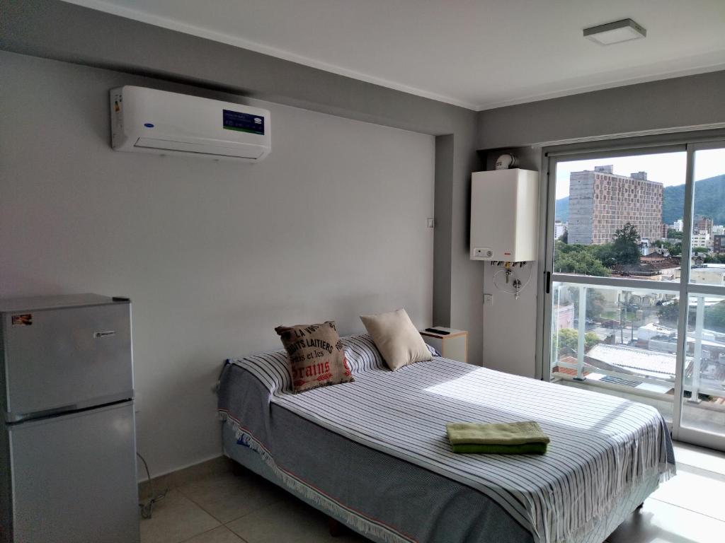 a small bedroom with a bed and a window at Monoambiente turístico la linda de Salta in Salta