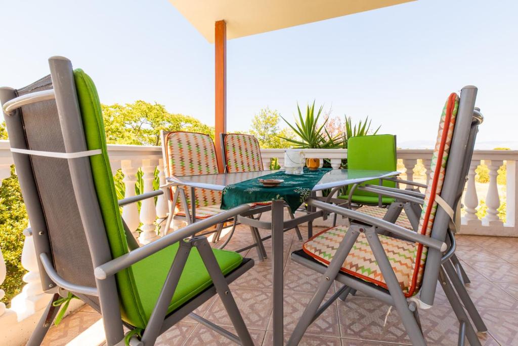 Balkón nebo terasa v ubytování Jacuzzi Pool House AMA5690