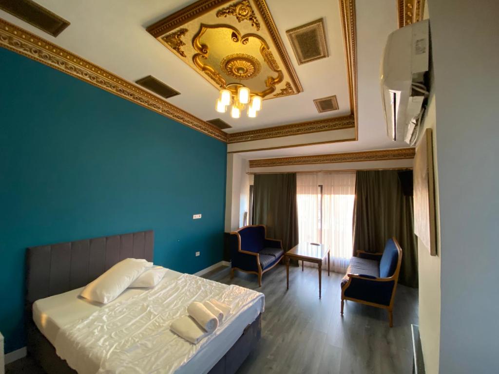 1 dormitorio con cama y pared azul en Yalı Houses en Estambul