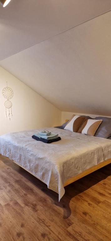 sypialnia z dużym łóżkiem na poddaszu w obiekcie Zum weißen Stein w mieście Bad Arolsen