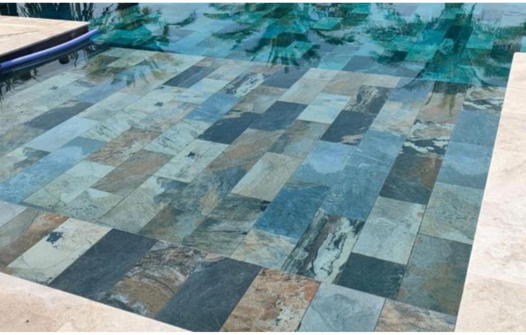 piso em azulejo numa piscina em Dolce Vita em Fréjus