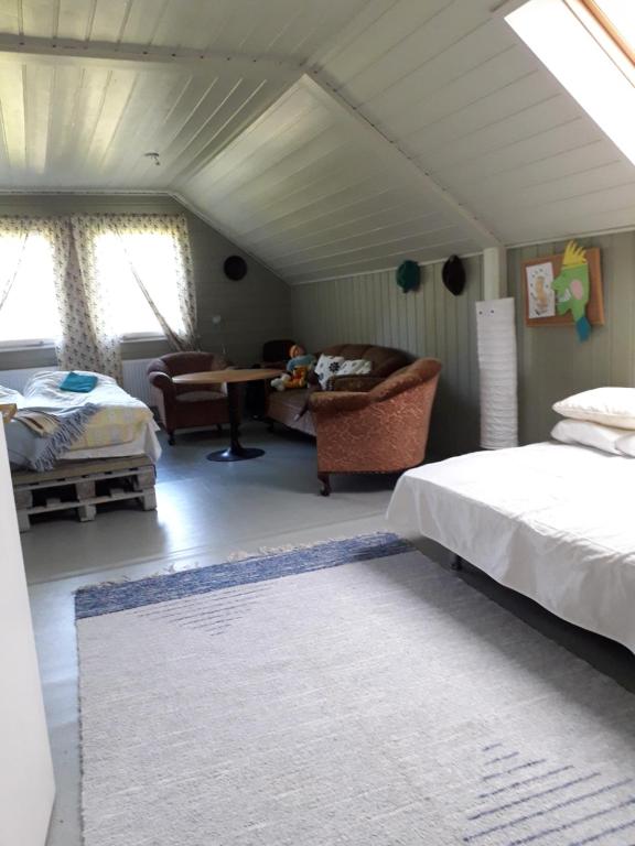 1 dormitorio con 1 cama y sala de estar en Majatalo, en Kuopio