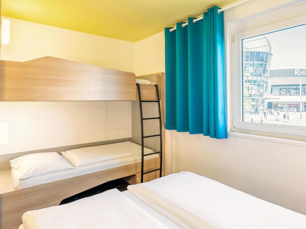 Postel nebo postele na pokoji v ubytování B&B Hotel Ludwigshafen