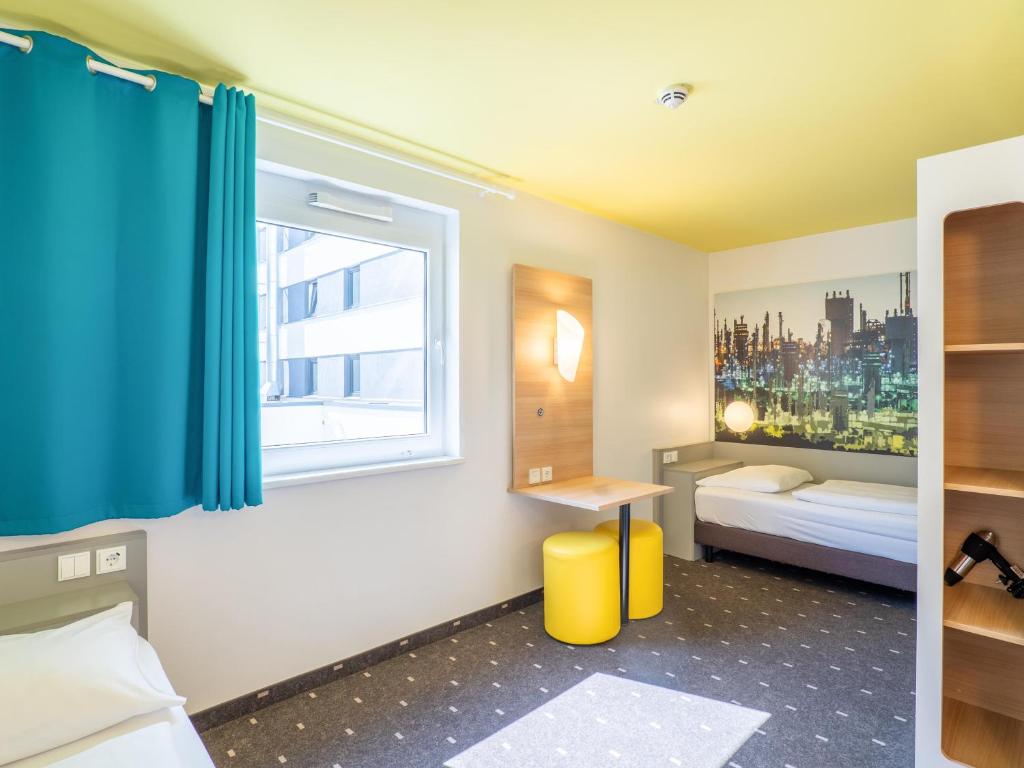 Postel nebo postele na pokoji v ubytování B&B Hotel Ludwigshafen