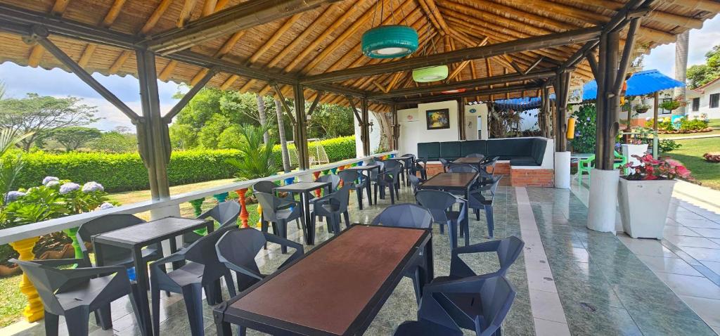 Un restaurante o sitio para comer en Cabañas Cafeteras Cerritos