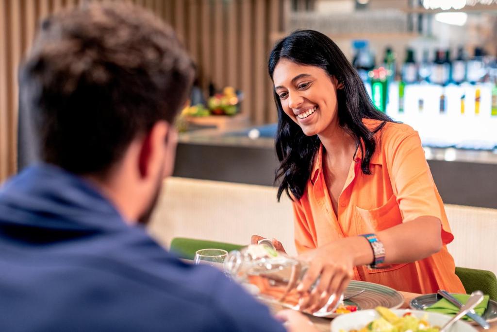 Holiday Inn & Suites - Dubai Science Park by IHG - Resim 26