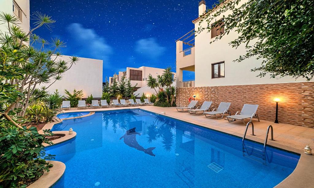 レティムノ・タウンにあるAzure Horizon Villa Heated Pool Beach at 550 mのイルカが泳ぐスイミングプール