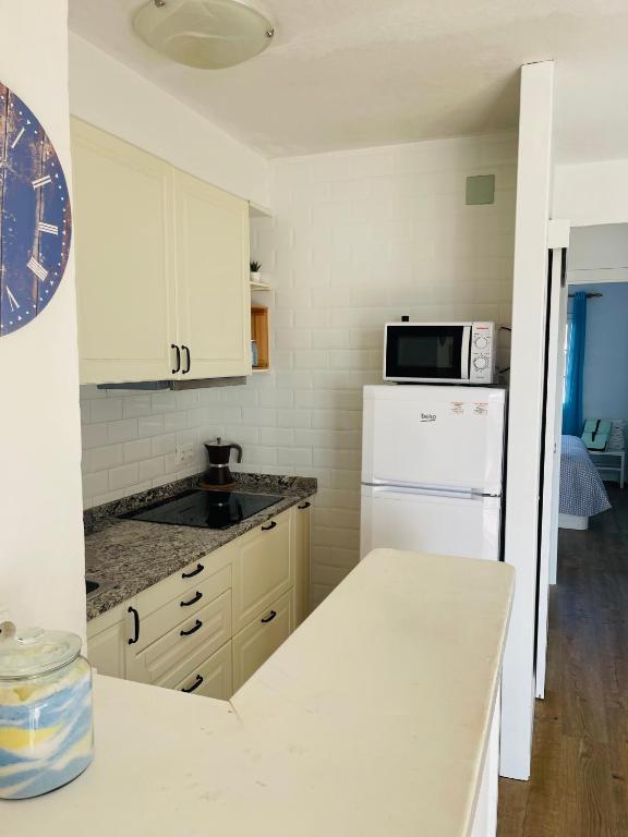 Kuchyň nebo kuchyňský kout v ubytování Precioso apartamento piscinas Cala en Porter