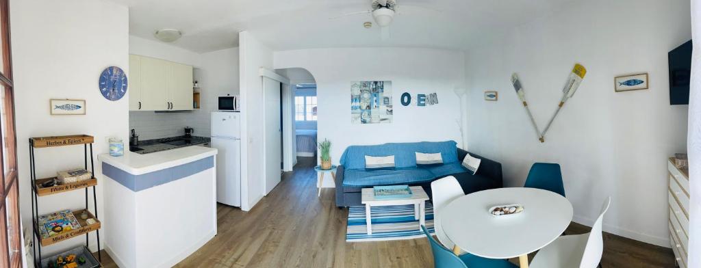TV a/nebo společenská místnost v ubytování Precioso apartamento piscinas Cala en Porter
