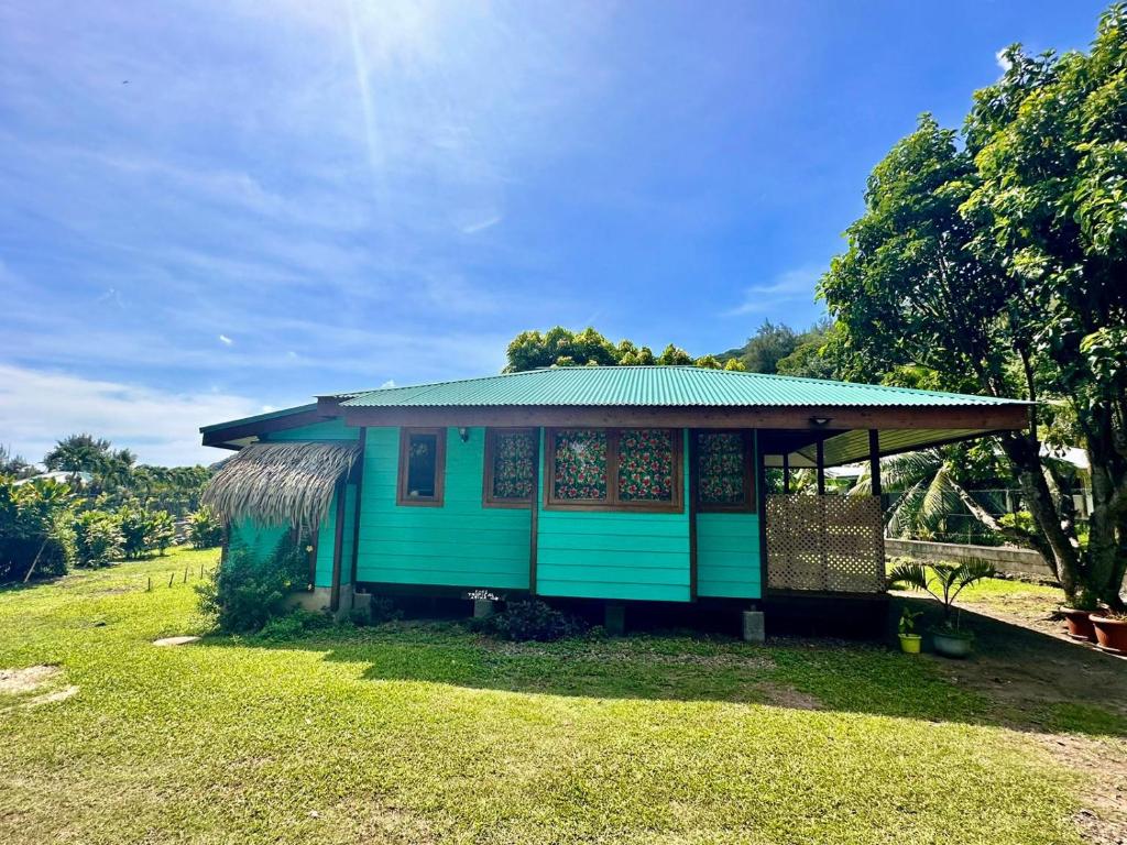 a small green house with a green roof at Faré tropical atiha in Tuarea