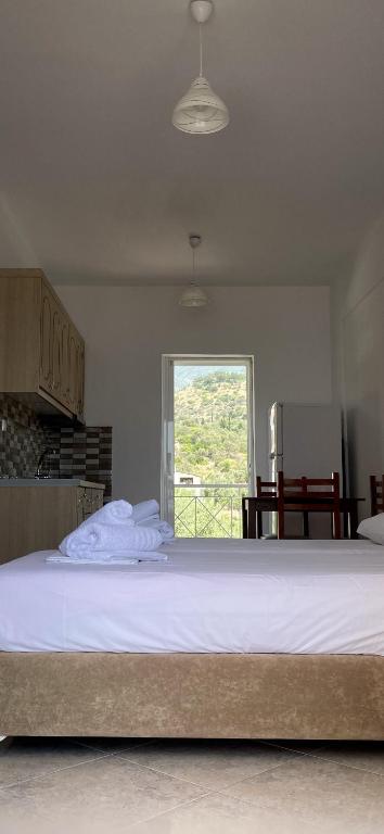 Postel nebo postele na pokoji v ubytování VANGJELIS HOTEL