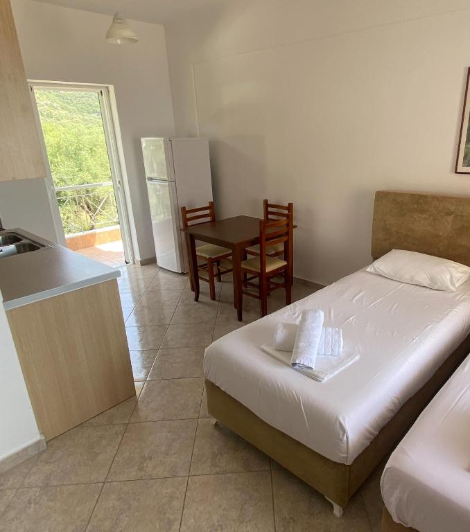 Postel nebo postele na pokoji v ubytování VANGJELIS HOTEL