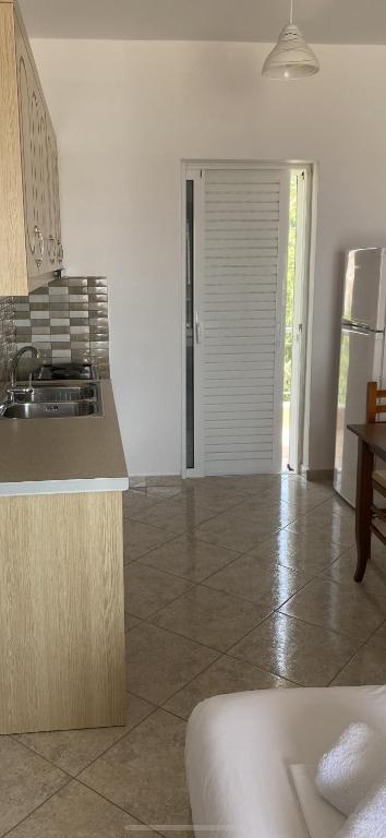 Kuchyň nebo kuchyňský kout v ubytování VANGJELIS HOTEL