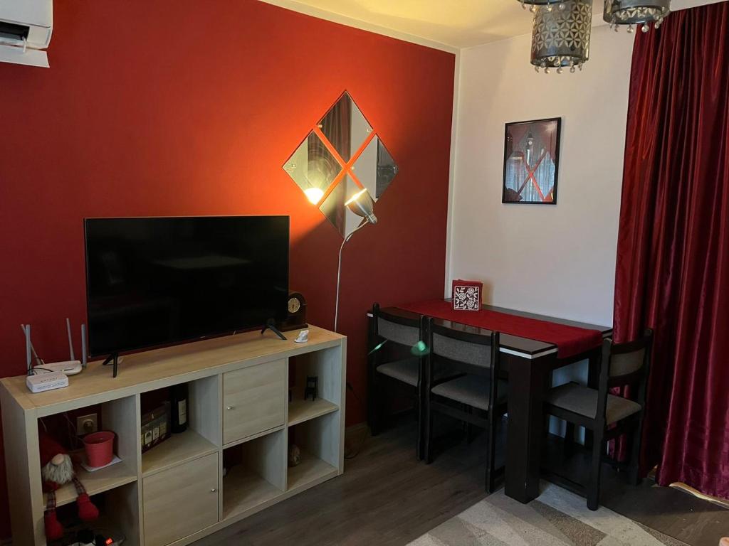 uma sala de estar com uma televisão e uma mesa de jantar em Apartmani Vlaška em Vlaška