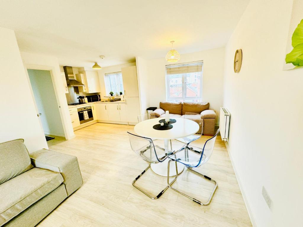 Kuchyň nebo kuchyňský kout v ubytování Modern 2-Bedroom Apartment