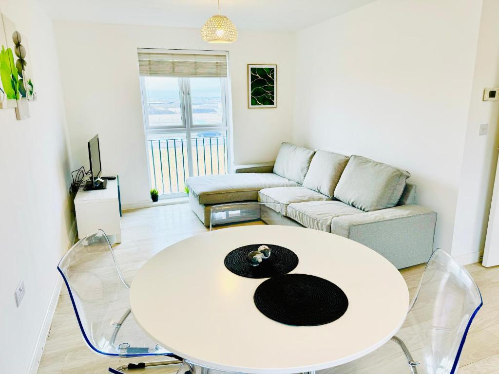Posezení v ubytování Modern 2-Bedroom Apartment