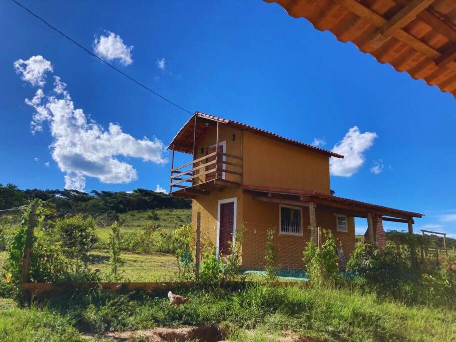 een huis in het midden van een veld bij Chalé Nova Aurora in São Thomé das Letras