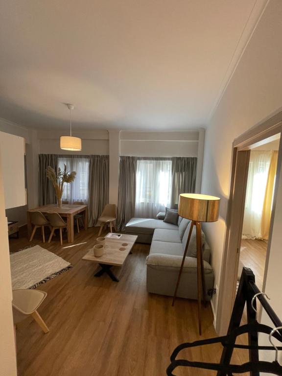 een woonkamer met een bank en een tafel bij Compass Lofts Athens in Athene