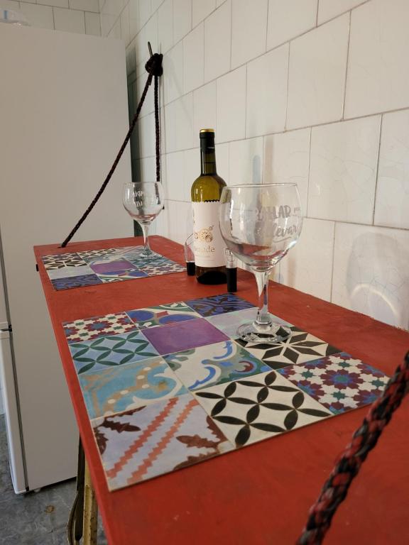 einen Tisch mit zwei Gläsern und einer Flasche Wein in der Unterkunft El patio de Iria in Porto Cristo