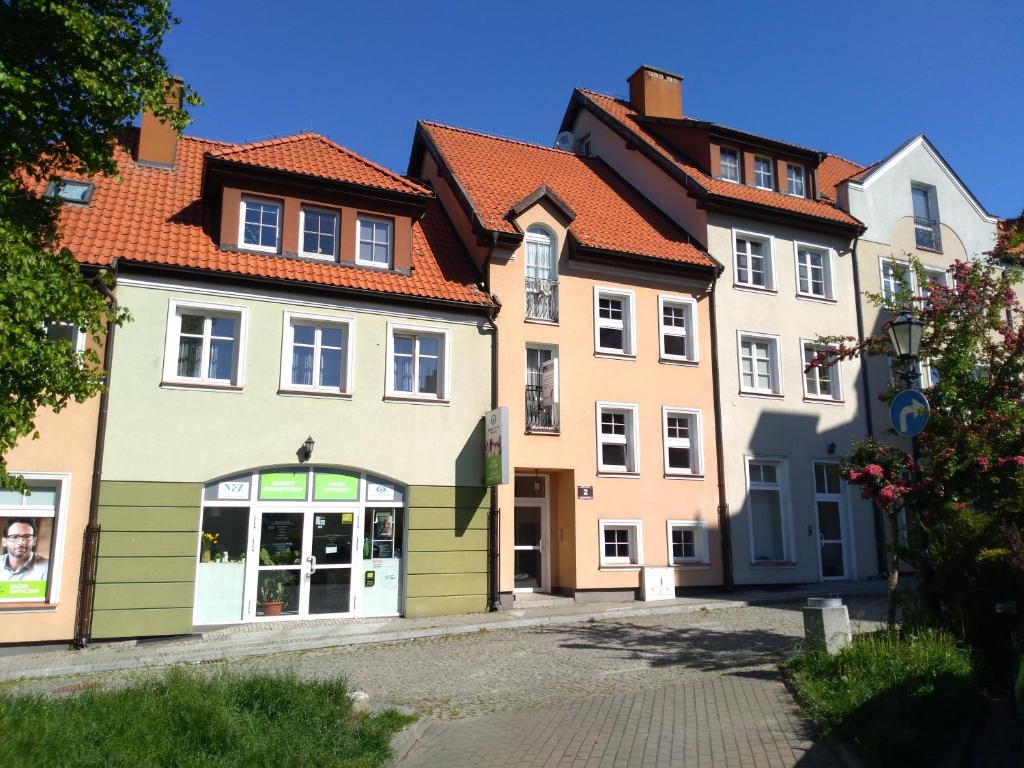 eine Gruppe von Gebäuden in einer Straße in der Unterkunft Apartament Warmiński - Old Town in Biskupiec