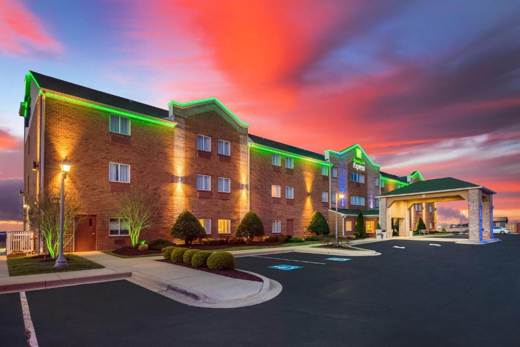 um hotel com um edifício com estacionamento em Holiday Inn Express Annapolis East-Kent Island, an IHG Hotel em Grasonville