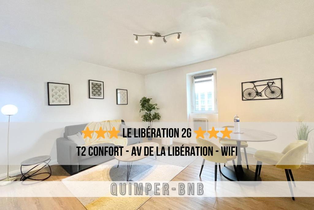 uma sala de estar com um sofá e uma mesa em LE LIBERATION 2G - T2 Confort - Eau Blanche em Quimper