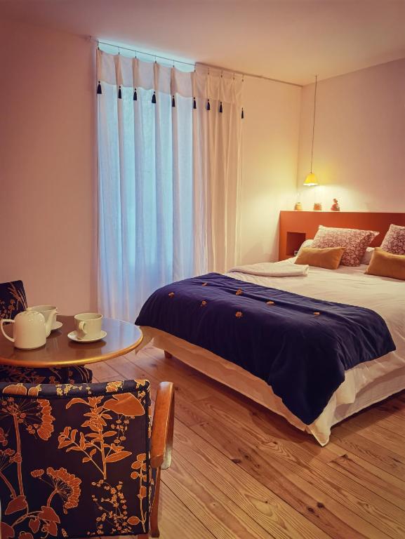 - une chambre avec un lit et une table dans l'établissement Le 42 escapade en Provence - Petit déjeuner en option, à Montfort-sur-Argens