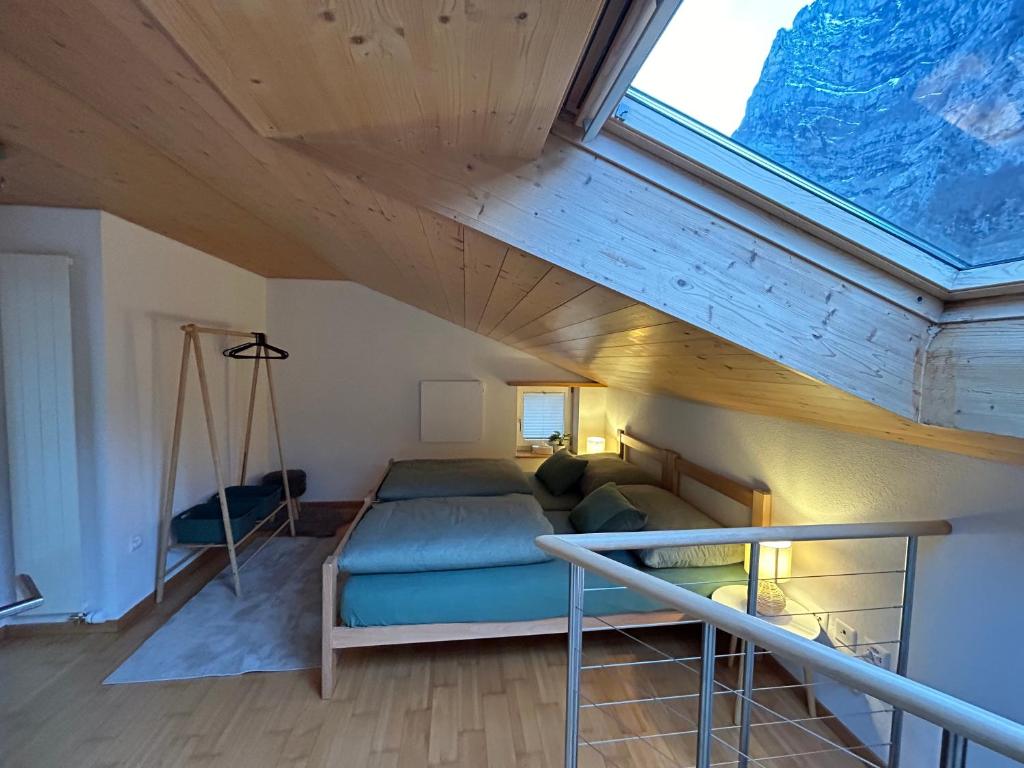 een slaapkamer met een bed en een groot raam bij Wohnung am Postweg in Netstal