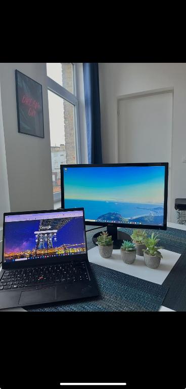 Televízia a/alebo spoločenská miestnosť v ubytovaní Suite Cosy Californienne en Hyper Centre