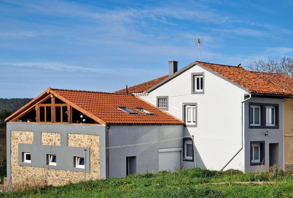 una casa blanca con techo naranja en Casa Garabeto, en Susacasa