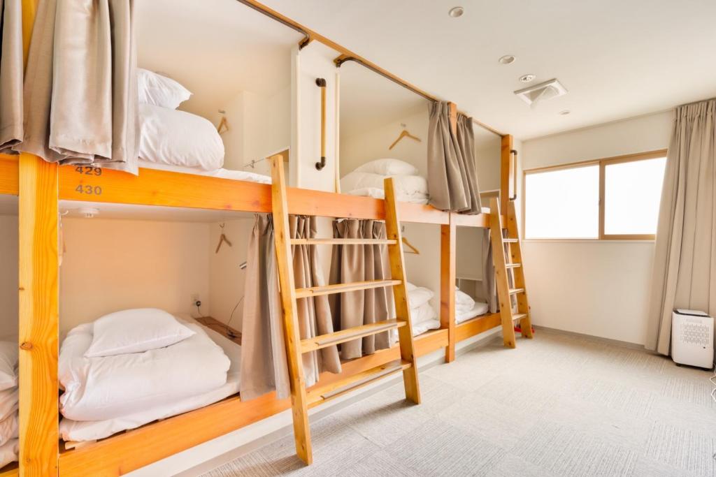 大阪市にあるHostel OGK woman domitory room "not studio just shared room"- Vacation STAY 69330vの二段ベッドが備わるドミトリールームのベッド1台分です。