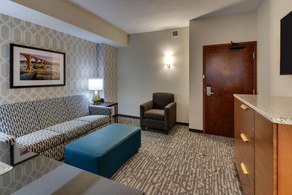 Drury Plaza Hotel Richmond - Deluxe Kingsuite