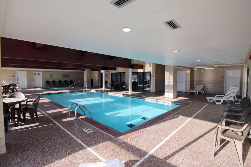 Der Swimmingpool an oder in der Nähe von Country Inn &amp; Suites by Radisson, Council Bluffs, IA