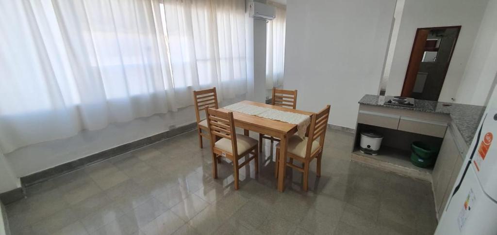 een eettafel en stoelen in een keuken bij Castelo Natura Apartments Sarmiento a 30 mts de la Catedral in San Fernando del Valle de Catamarca