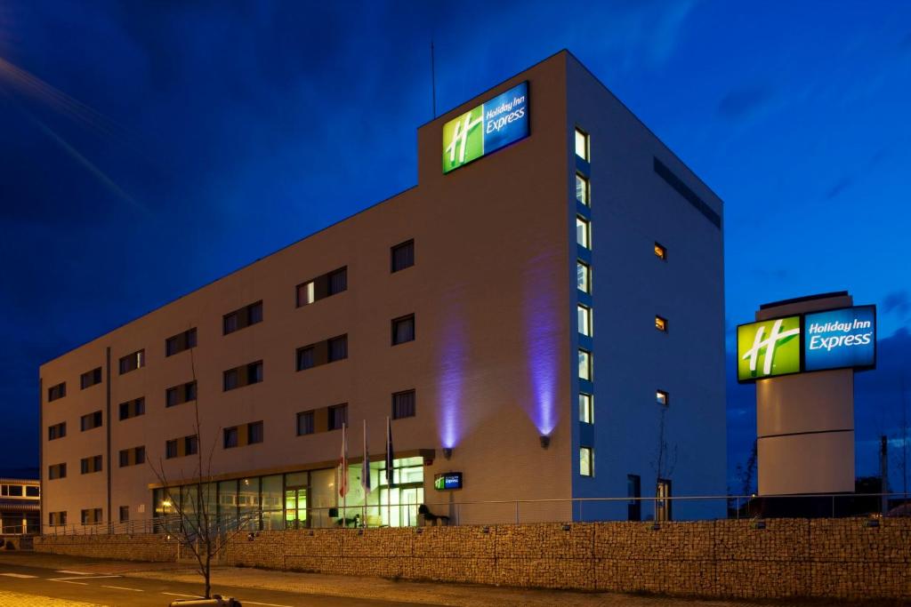 um edifício com duas placas na lateral em Holiday Inn Express Vitoria, an IHG Hotel em Vitoria-Gasteiz