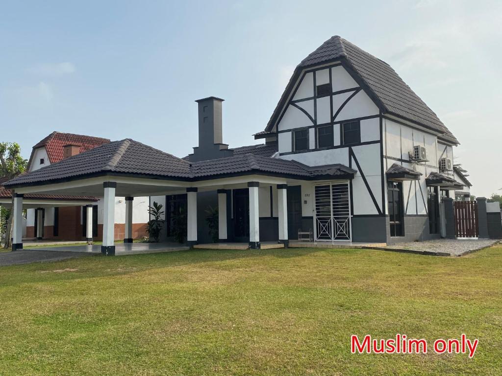 una casa grande con techo de gambrel en 892 Villa Dfaro Afamosa Melaka en Melaka