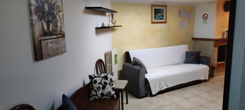 un soggiorno con divano e sedia di Dimora Nonna Angela ad Alberobello