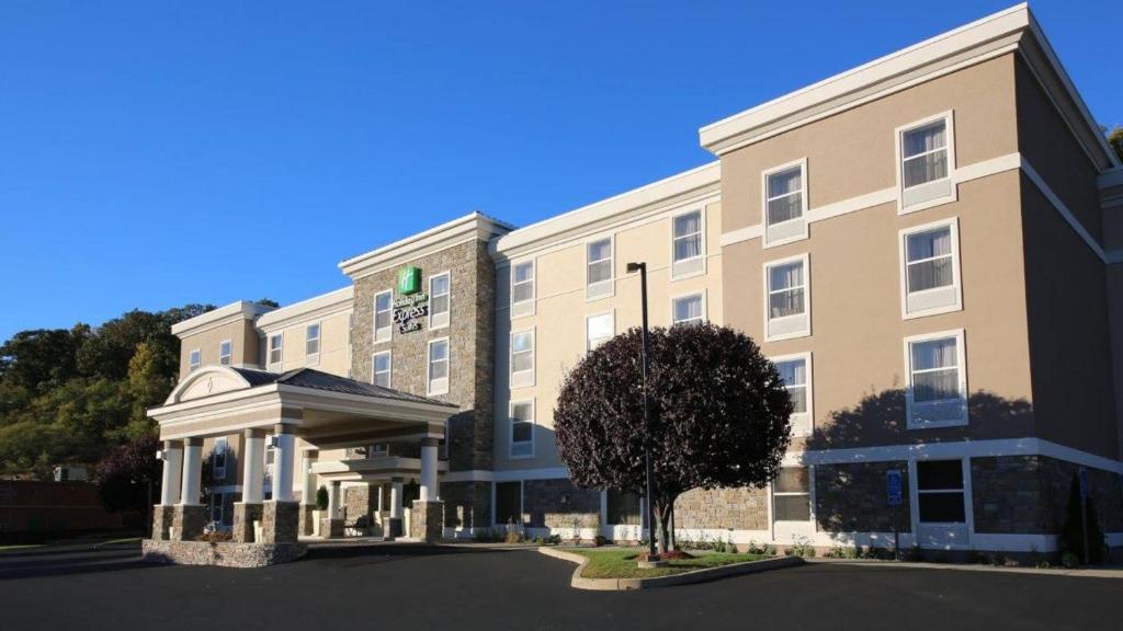 eine Darstellung der Vorderseite eines Hotels in der Unterkunft Holiday Inn Express Danbury I-84, an IHG Hotel in Danbury