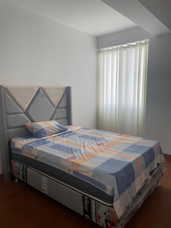 1 cama en una habitación con ventana en Alquiler de Casa / Chilca-Lima, en Salinas