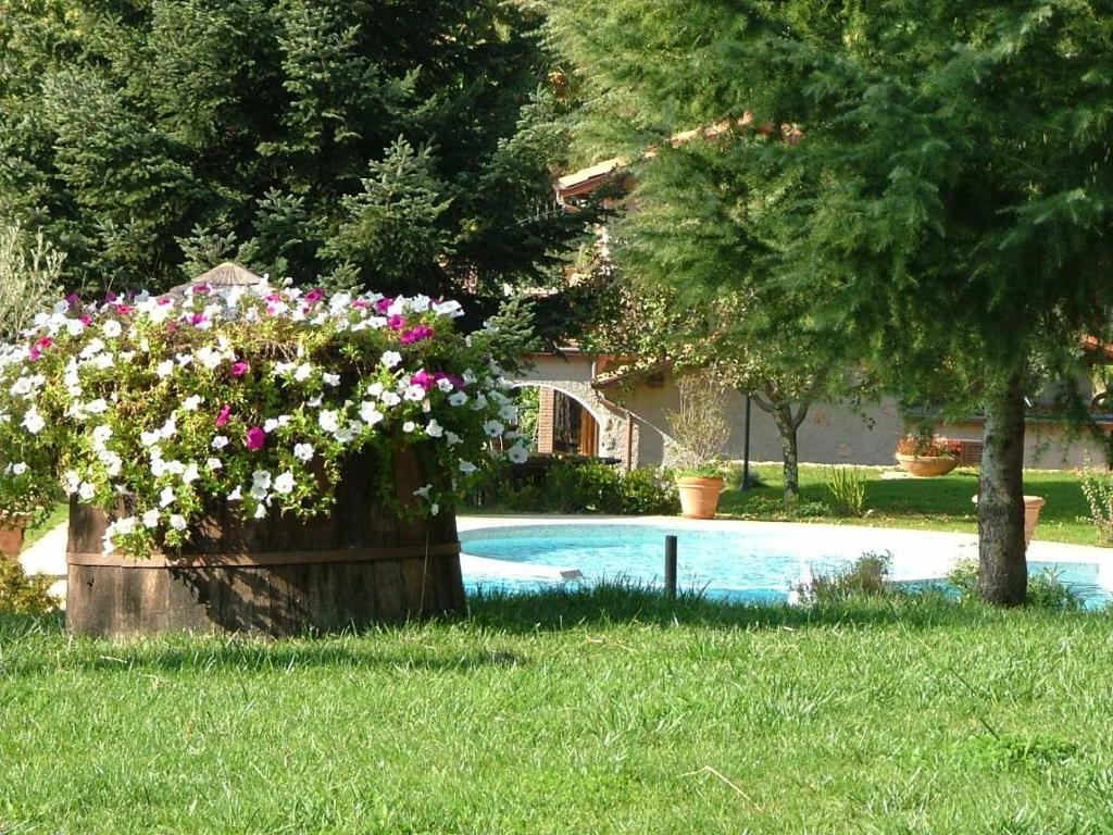 un jardin fleuri et une piscine dans l'établissement La Terrazza sulla Versilia, à Vitoio