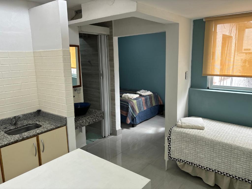 baño con lavabo y 1 cama en una habitación en Atelier- Bohardilla a 2 cuadras de la plaza principal en Salta