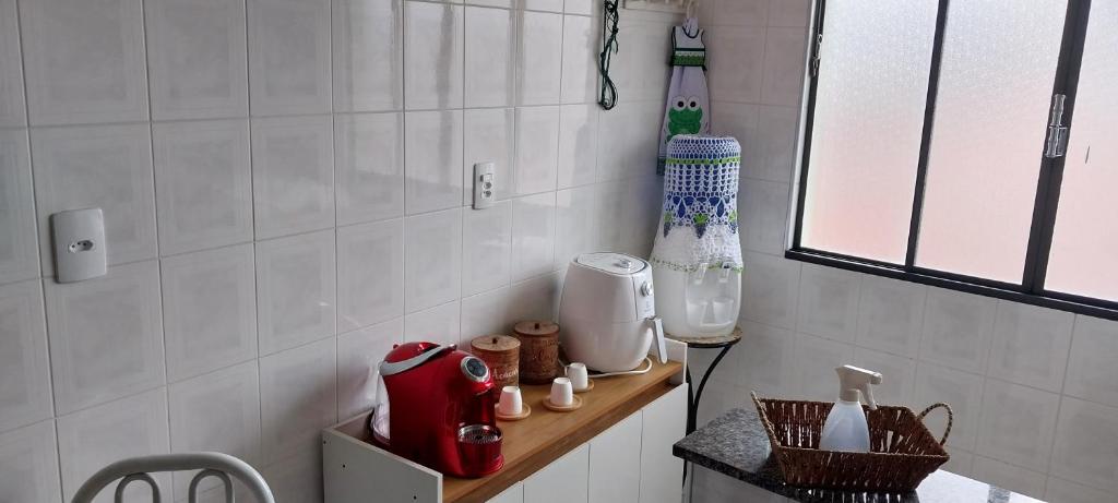 a kitchen with a red blender on a counter at Apto em Lindóia in Lindóia