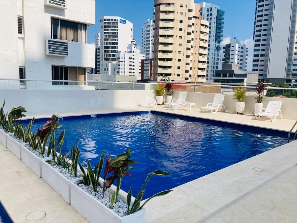 una piscina en la azotea de un edificio en Acogedor Estudio 310 Cartagena Bocagrande a 1 cuadra de la playa, en Cartagena de Indias