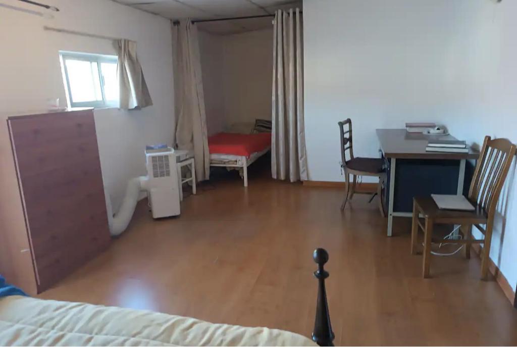 Pokój z łóżkiem, biurkiem i stołem w obiekcie Rooms in a Girl House near Corroios Train Station w mieście Corroios