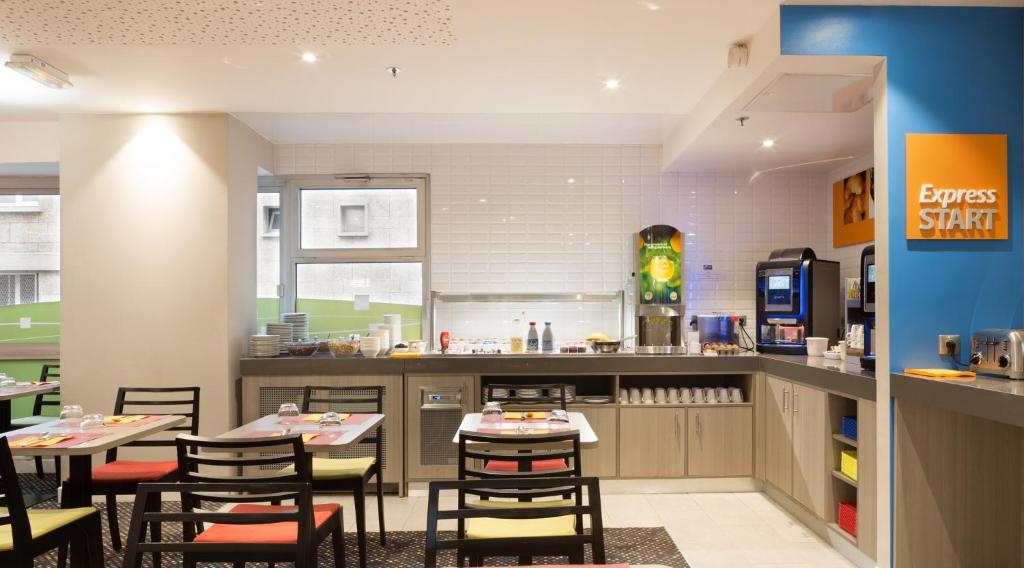 Kuchyň nebo kuchyňský kout v ubytování Holiday Inn Express Amiens by IHG