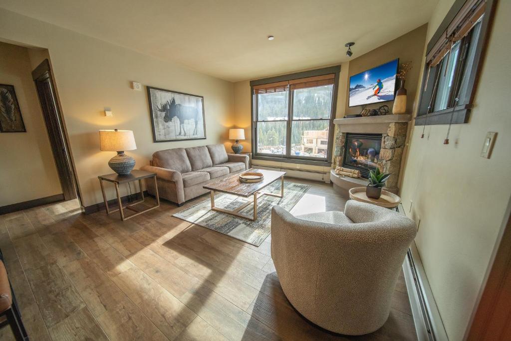 uma sala de estar com um sofá e uma lareira em Black Bear 8053 em Keystone