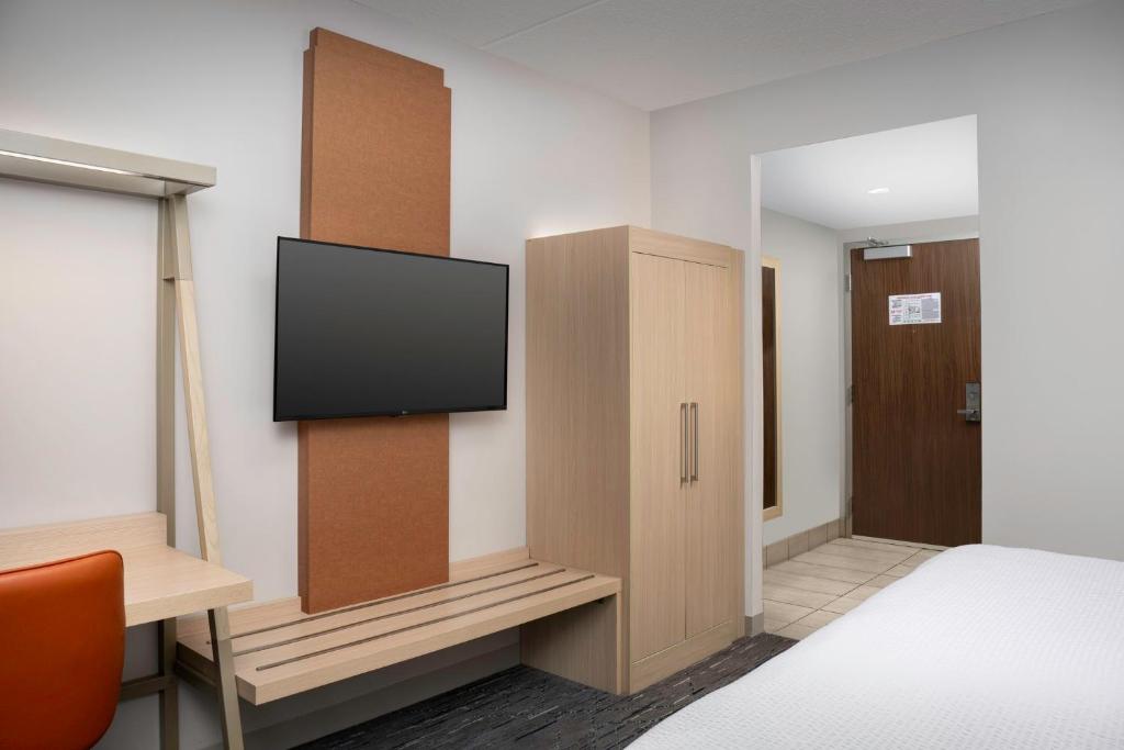 Holiday Inn Express & Suites Pittsburgh North Shore by IHG photo