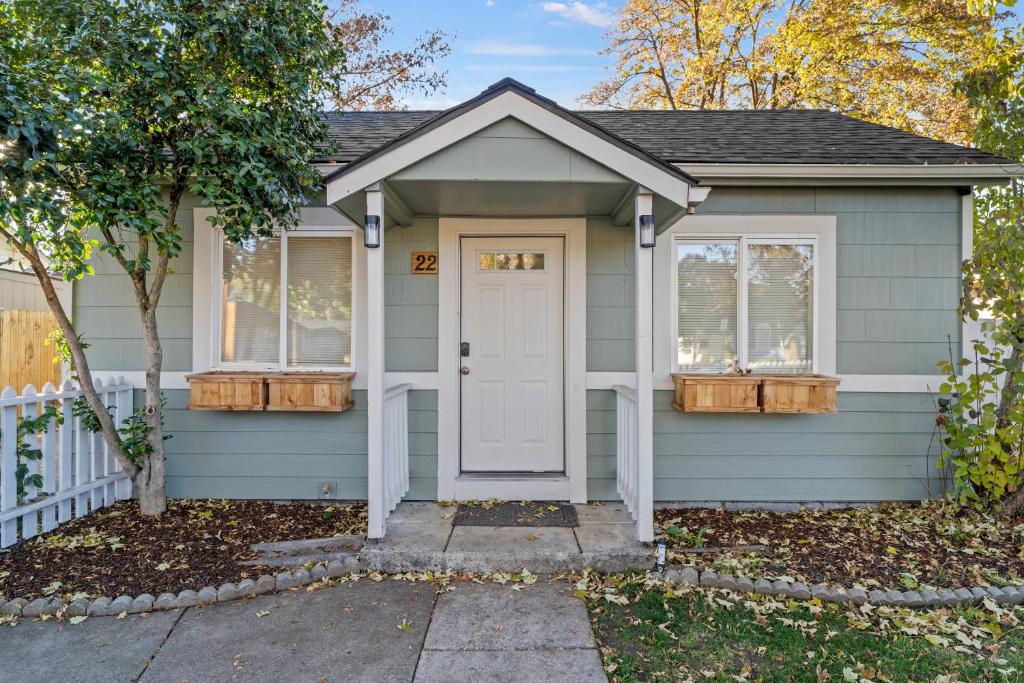 een klein blauw huis met een witte deur bij Southern Oregon Gem in Medford