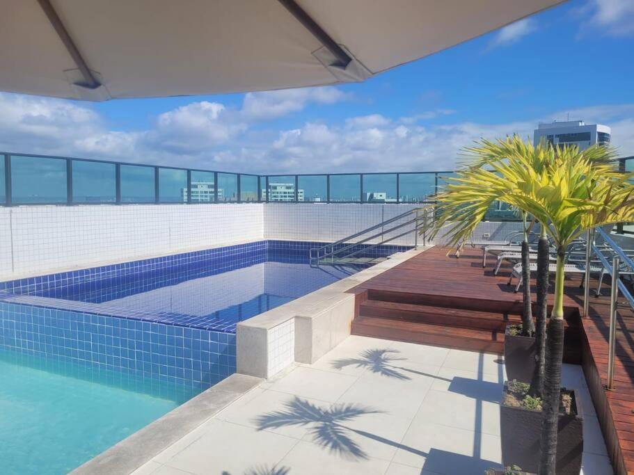 een zwembad op het dak van een gebouw bij Apartamento Flat em Boa Viagem in Recife